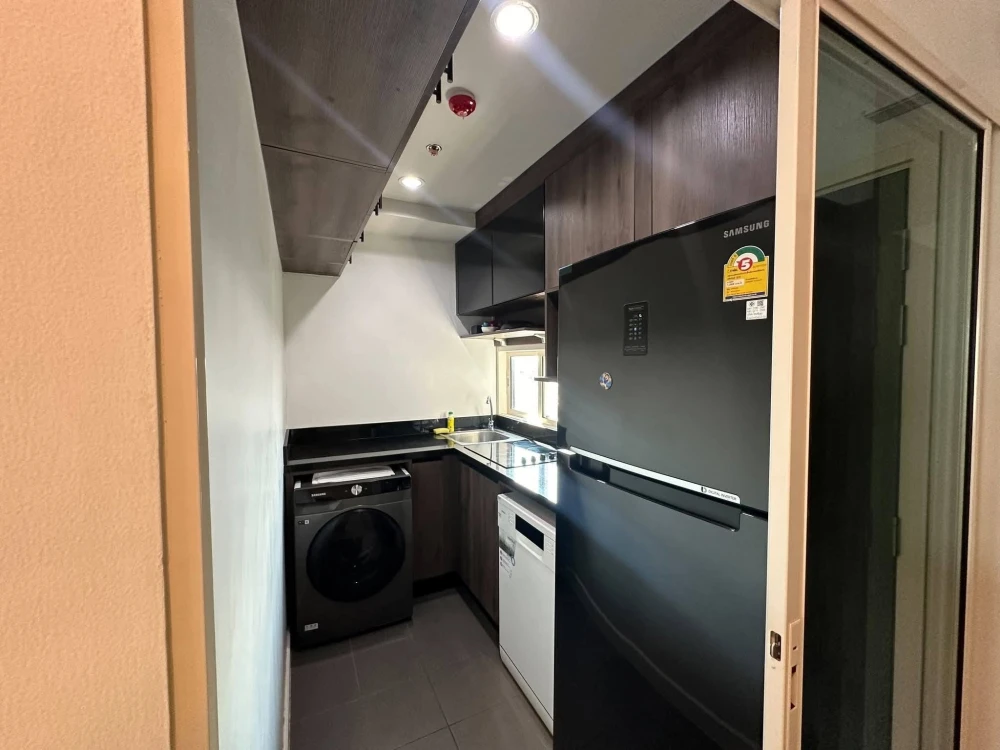For rent: Metro Sky Wutthakat, very large unit, 3 bedrooms, 2 bathrooms, fully furnished and equipped with appliances.