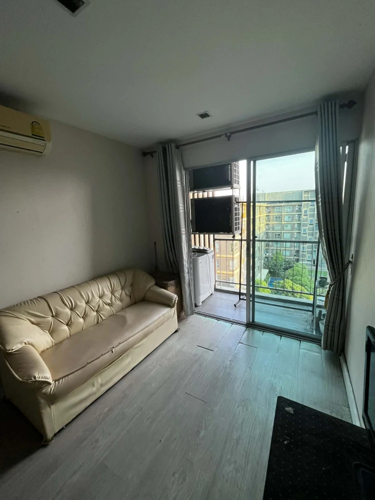 For rent: MetroLux Phahonyothin-Sutthisan, Building A, 8th floor, unit overlooking the building's rooftop garden. Great view. Book now!
