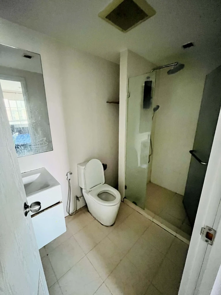 For rent: MetroLux Phahonyothin-Sutthisan, Building A, 8th floor, unit overlooking the building's rooftop garden. Great view. Book now!
