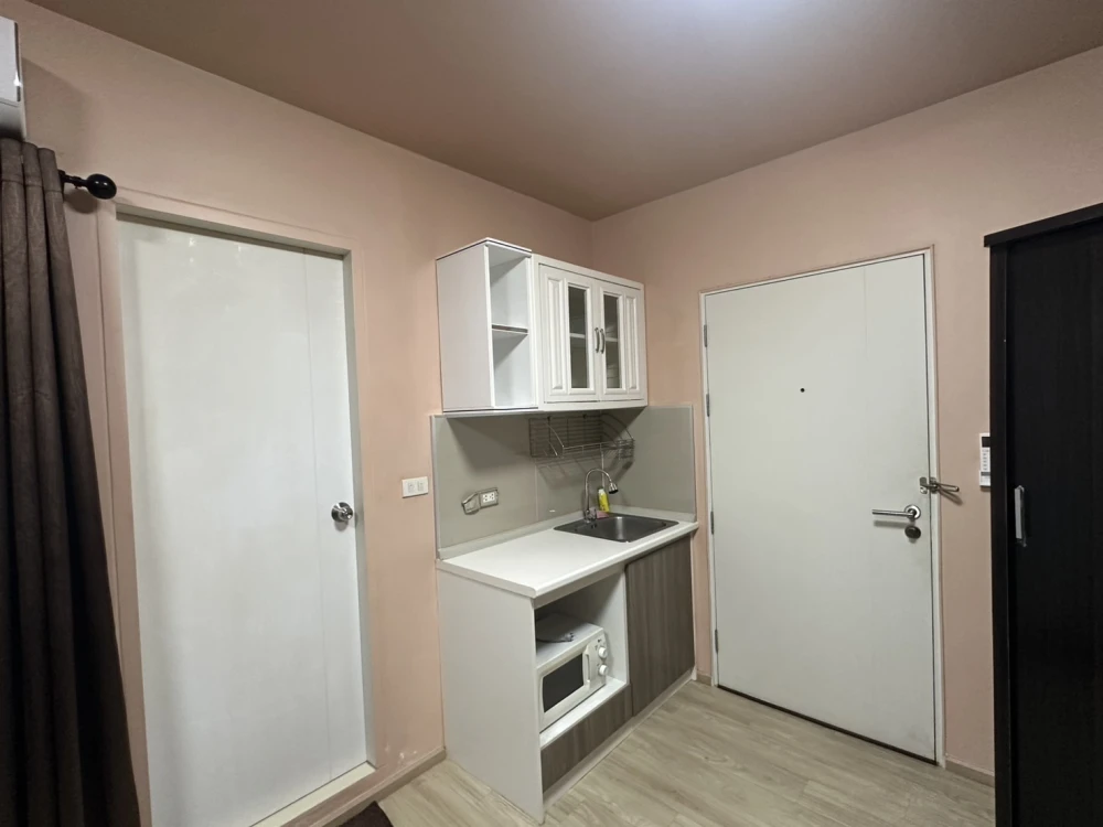 For rent, cool and comfortable, Condo Lat Phrao 122, 5th floor, studio room, fully furnished and equipped with appliances. Must arrange.