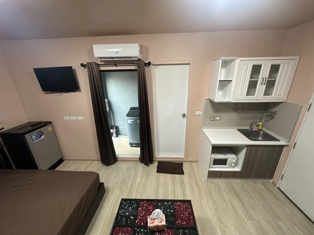 For rent, cool and comfortable, Condo Lat Phrao 122, 5th floor, studio room, fully furnished and equipped with appliances. Must arrange.