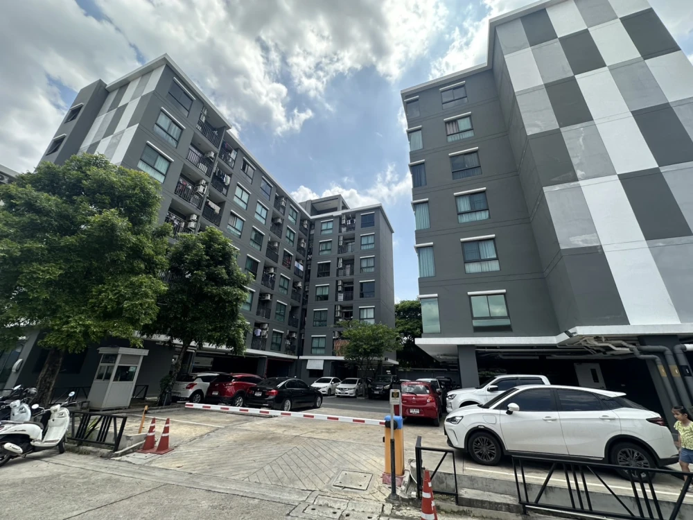 For rent, cool and comfortable, Condo Lat Phrao 122, 5th floor, studio room, fully furnished and equipped with appliances. Must arrange.