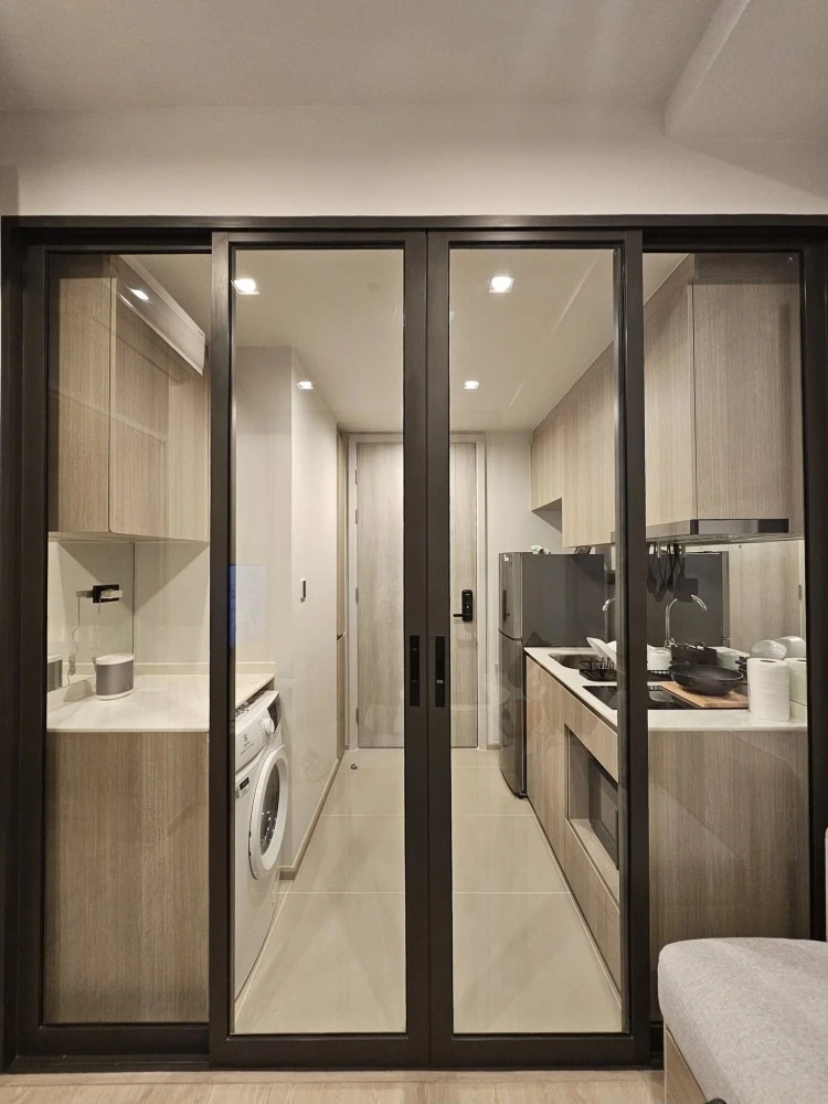 For rent: Reference Sathorn-Wongwian Yai, fully furnished, ready to move in, balcony with beautiful city view, just bring your bags and move in.