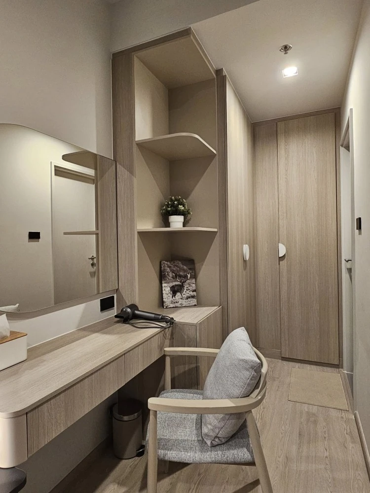 For rent: Reference Sathorn-Wongwian Yai, fully furnished, ready to move in, balcony with beautiful city view, just bring your bags and move in.