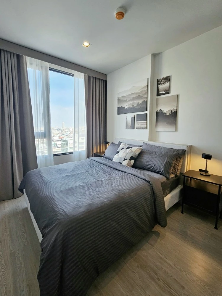 For rent: Reference Sathorn-Wongwian Yai, fully furnished, ready to move in, balcony with beautiful city view, just bring your bags and move in.