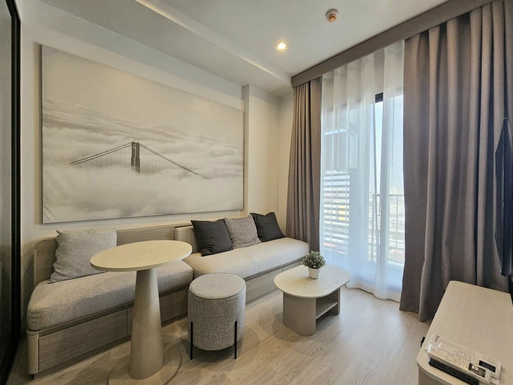 For rent: Reference Sathorn-Wongwian Yai, fully furnished, ready to move in, balcony with beautiful city view, just bring your bags and move in.