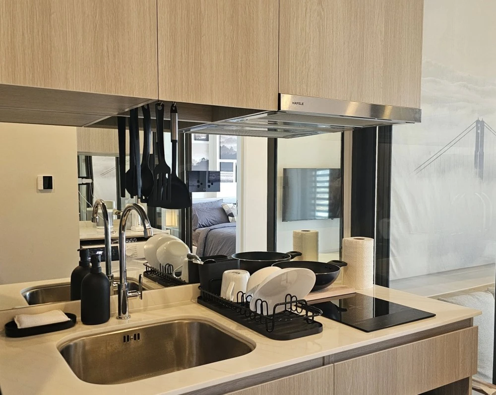 For rent: Reference Sathorn-Wongwian Yai, fully furnished, ready to move in, balcony with beautiful city view, just bring your bags and move in.