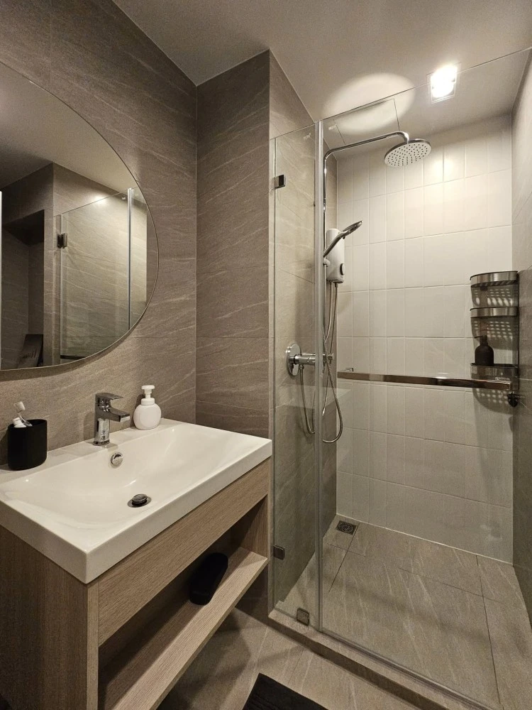 For rent: Reference Sathorn-Wongwian Yai, fully furnished, ready to move in, balcony with beautiful city view, just bring your bags and move in.