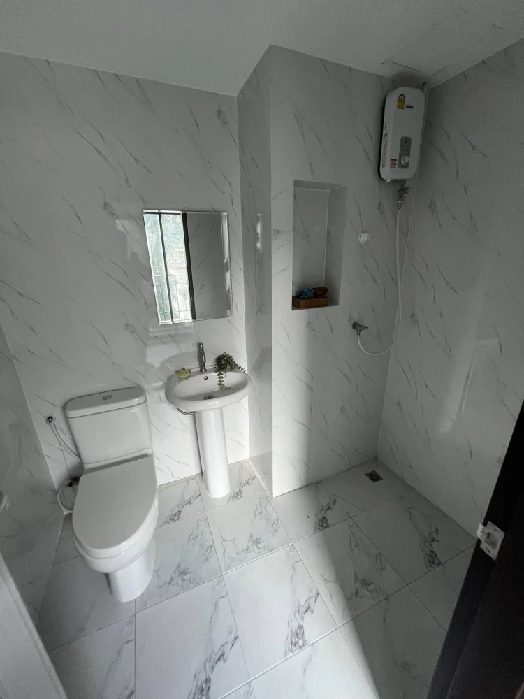 For rent: Wela Dee Residence, has windows on 2 corners, bright and airy room, comfortable and not cramped, don't miss it.
