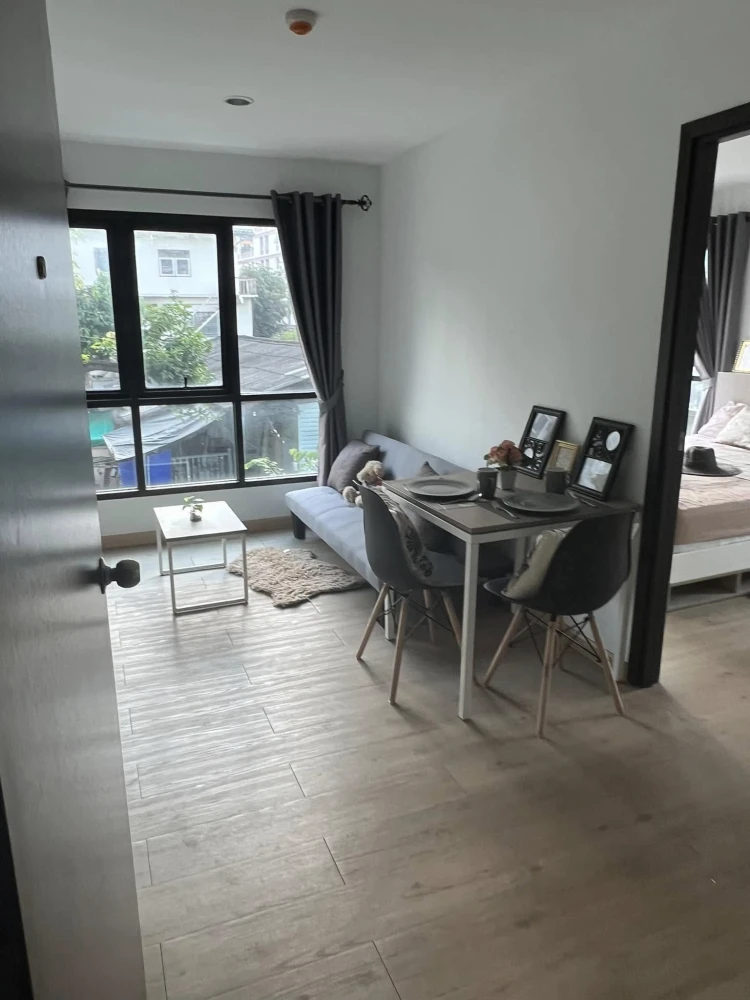 For rent: Wela Dee Residence, has windows on 2 corners, bright and airy room, comfortable and not cramped, don't miss it.