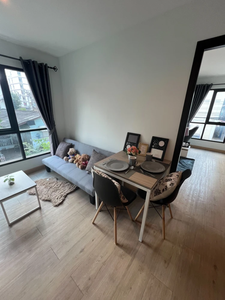 For rent: Wela Dee Residence, has windows on 2 corners, bright and airy room, comfortable and not cramped, don't miss it.