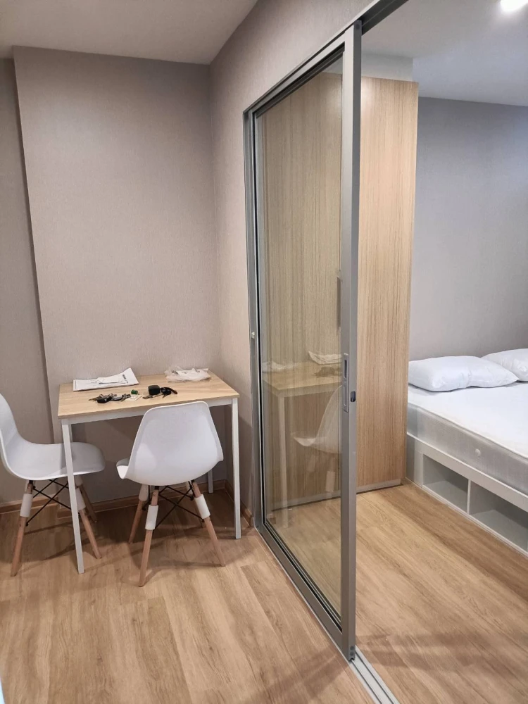 For rent: Sena Kit Chalongkrung-Ladkrabang. Wallpaper throughout, partitioned room layout, ready to move in.