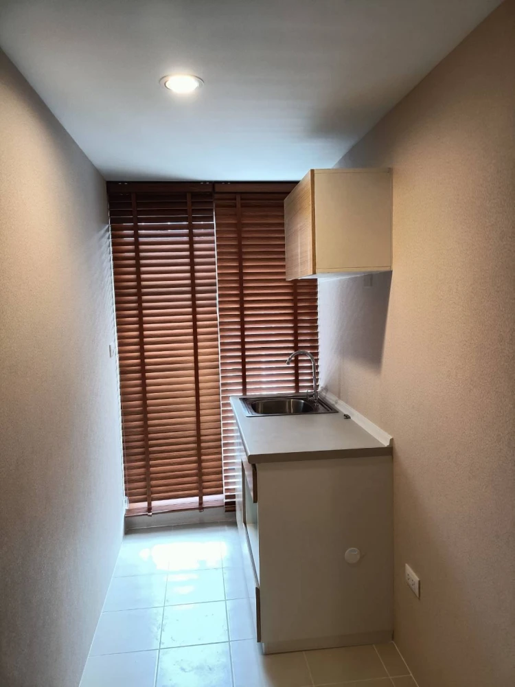 For rent: Sena Kit Chalongkrung-Ladkrabang. Wallpaper throughout, partitioned room layout, ready to move in.
