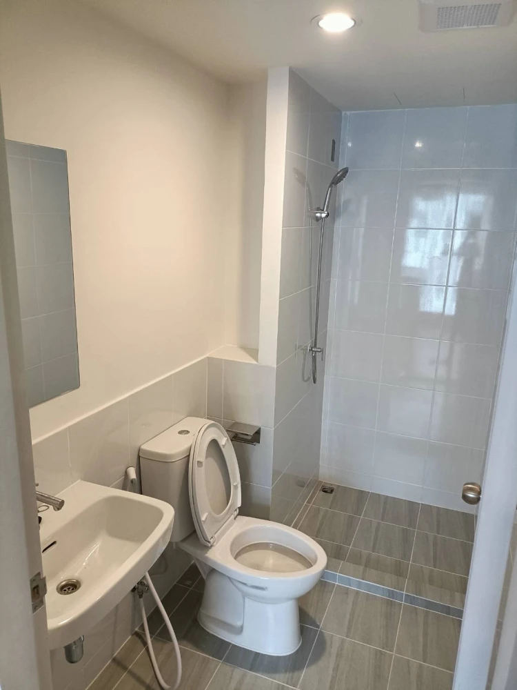 For rent: Sena Kit Chalongkrung-Ladkrabang. Wallpaper throughout, partitioned room layout, ready to move in.