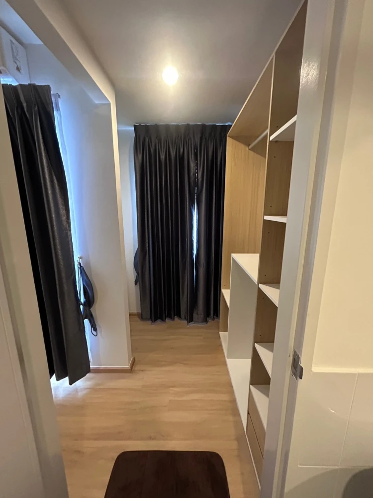 For rent: Sena Kit Chalongkrung-Lat Krabang, Building B, 2nd floor, room near the elevator, has a walk-in closet that can hold a lot of stuff. Don't m