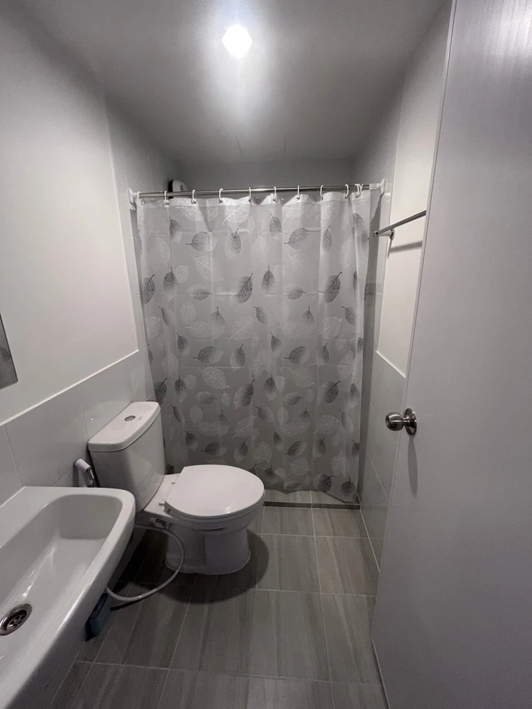 For rent: Sena Kit Chalongkrung-Lat Krabang, Building B, 2nd floor, room near the elevator, has a walk-in closet that can hold a lot of stuff. Don't m