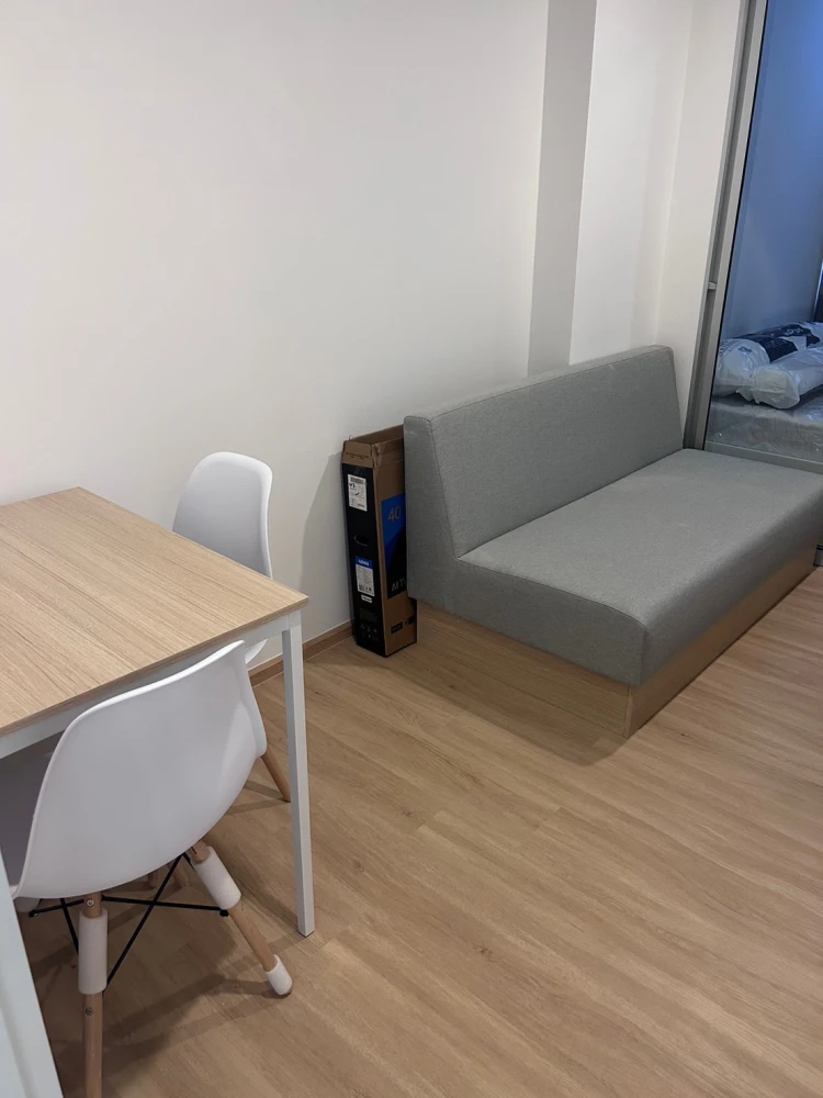 For rent: Sena Kit Chalongkrung-Lat Krabang, Building B, 2nd floor, room near the elevator, has a walk-in closet that can hold a lot of stuff. Don't m