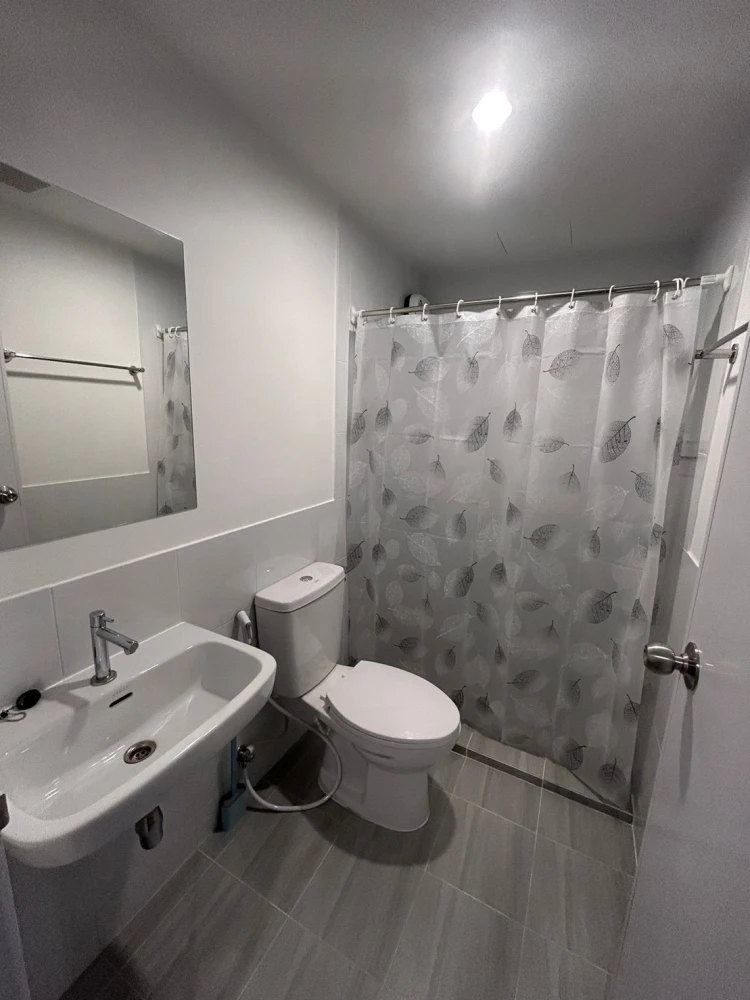 For rent: Sena Kit Chalongkrung-Lat Krabang, Building B, 2nd floor, room near the elevator, has a walk-in closet that can hold a lot of stuff. Don't m