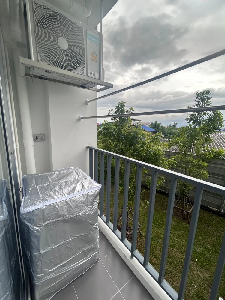For rent: Sena Kit Chalongkrung-Lat Krabang, Building B, 2nd floor, room near the elevator, has a walk-in closet that can hold a lot of stuff. Don't m