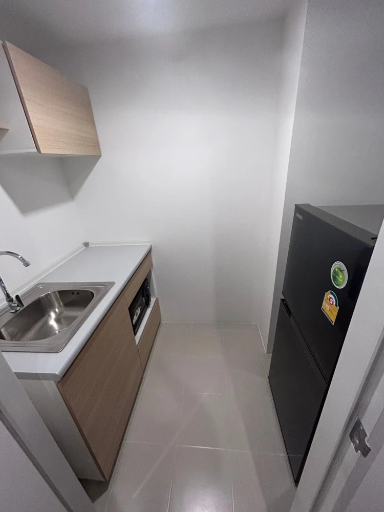 For rent: Sena Kit Chalongkrung-Lat Krabang, Building B, 2nd floor, room near the elevator, has a walk-in closet that can hold a lot of stuff. Don't m