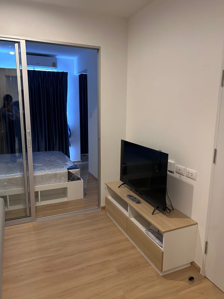 For rent: Sena Kit Chalongkrung-Lat Krabang, Building B, 2nd floor, room near the elevator, has a walk-in closet that can hold a lot of stuff. Don't m