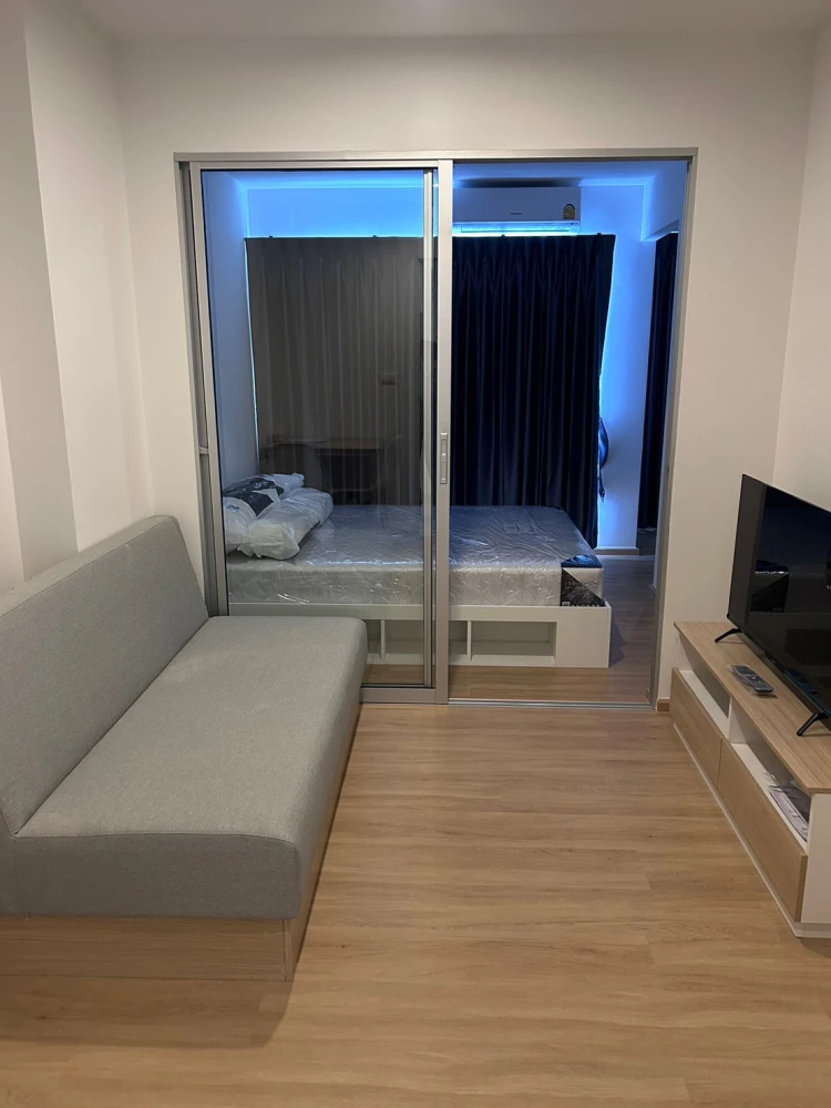 For rent: Sena Kit Chalongkrung-Lat Krabang, Building B, 2nd floor, room near the elevator, has a walk-in closet that can hold a lot of stuff. Don't m