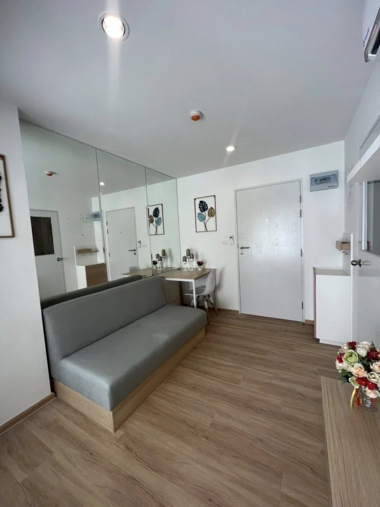 For rent: Sena Kit Chalongkrung-Lat Krabang, decorated with beautiful wallpaper, large wardrobe, comfortable bed