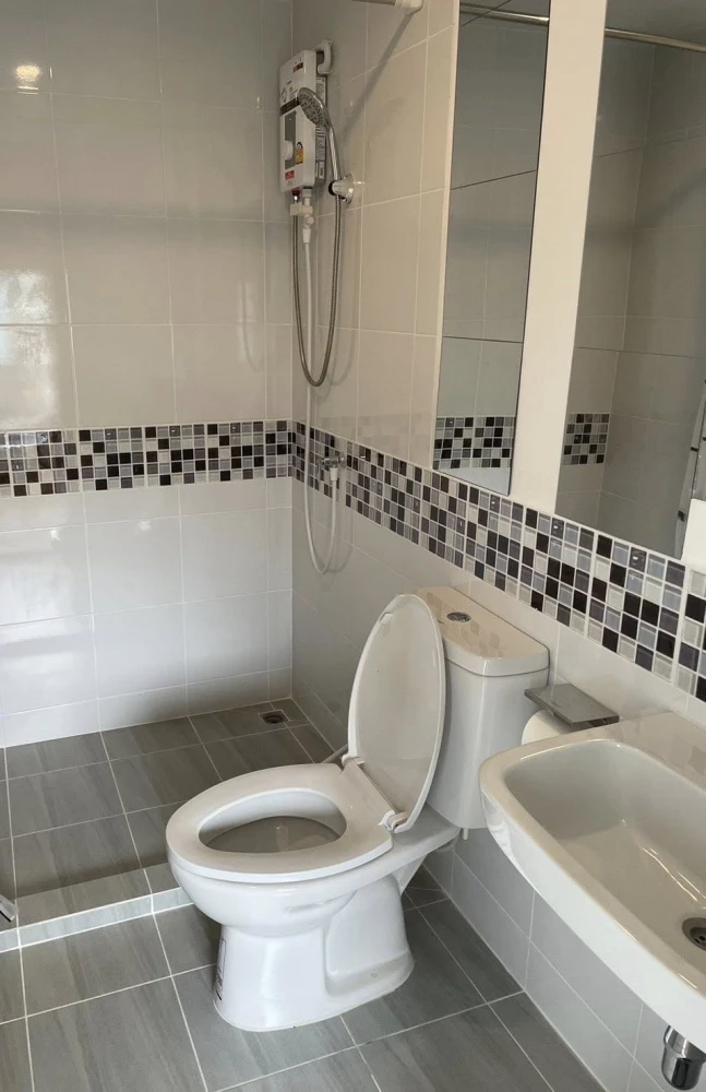 For rent: Sena Kit Chalongkrung-Lat Krabang, decorated with beautiful wallpaper, large wardrobe, comfortable bed