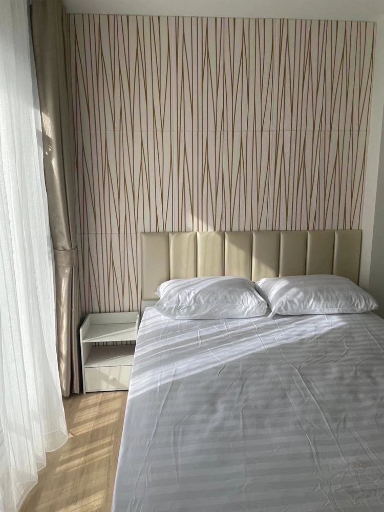 For rent: Sena Kit Chalongkrung-Lat Krabang, decorated with beautiful wallpaper, large wardrobe, comfortable bed