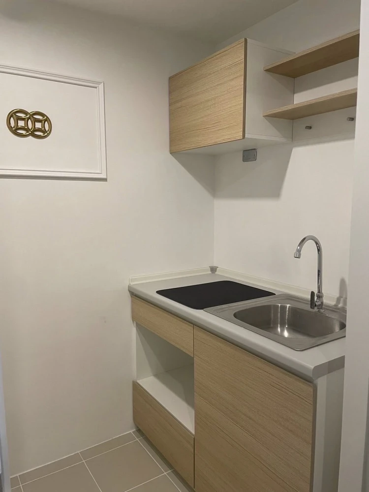 For rent: Sena Kit Chalongkrung-Lat Krabang, decorated with beautiful wallpaper, large wardrobe, comfortable bed