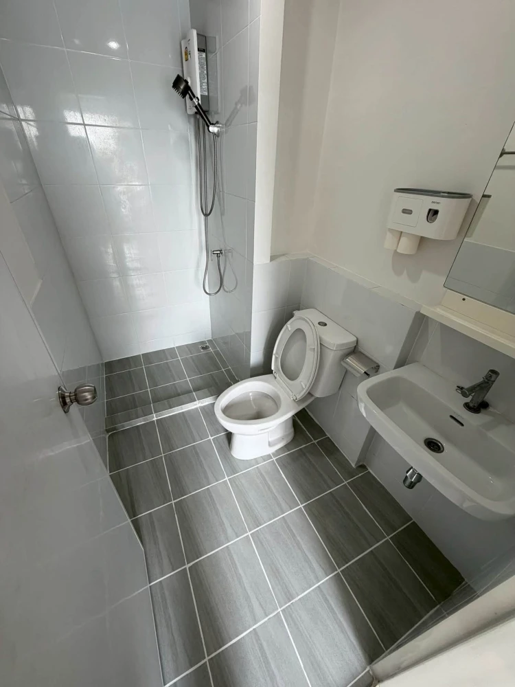 For rent: Sena Kit Chalongkrung-Ladkrabang. Spacious room with ample usable space. Fully furnished with appliances. Don't miss out!