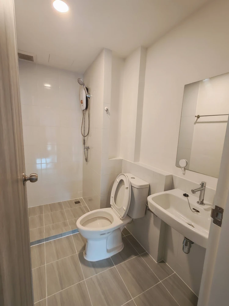 For rent: Sena Kit Bangna - Km. 29 (Building B5, 2nd floor). Separate living area and kitchen. Ready to move in.