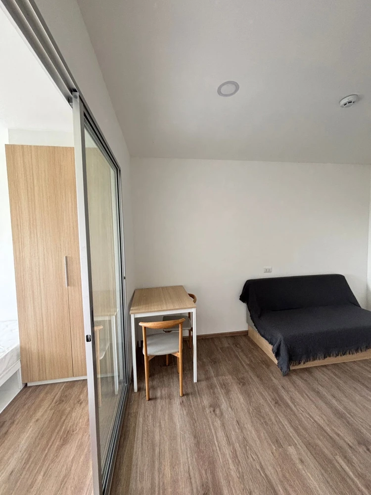 For rent: Sena Kit Rangsit-Khlong 4, Building E, 5th floor. Clean, bright, and very livable. Move in now, don't hesitate!