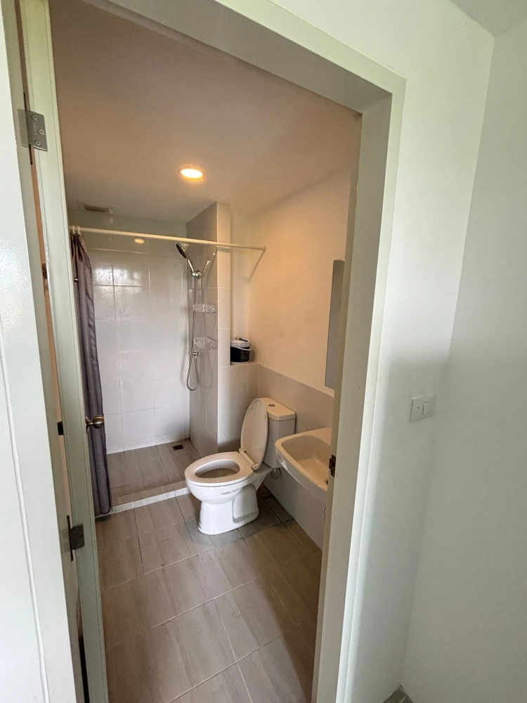 For rent: Sena Kit Rangsit-Khlong 4, Building E, 5th floor. Clean, bright, and very livable. Move in now, don't hesitate!