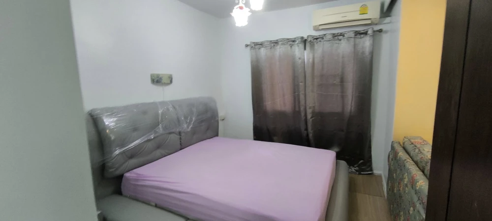 For rent: A Space Asoke-Ratchada, corner room, size 49 sq m, fully furnished, clean room, storage space beside the bed, must book.