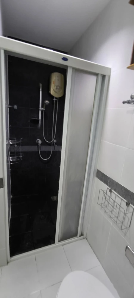 For rent: A Space Asoke-Ratchada, corner room, size 49 sq m, fully furnished, clean room, storage space beside the bed, must book.