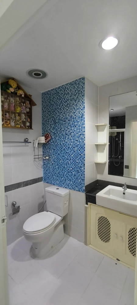For rent: A Space Asoke-Ratchada, corner room, size 49 sq m, fully furnished, clean room, storage space beside the bed, must book.