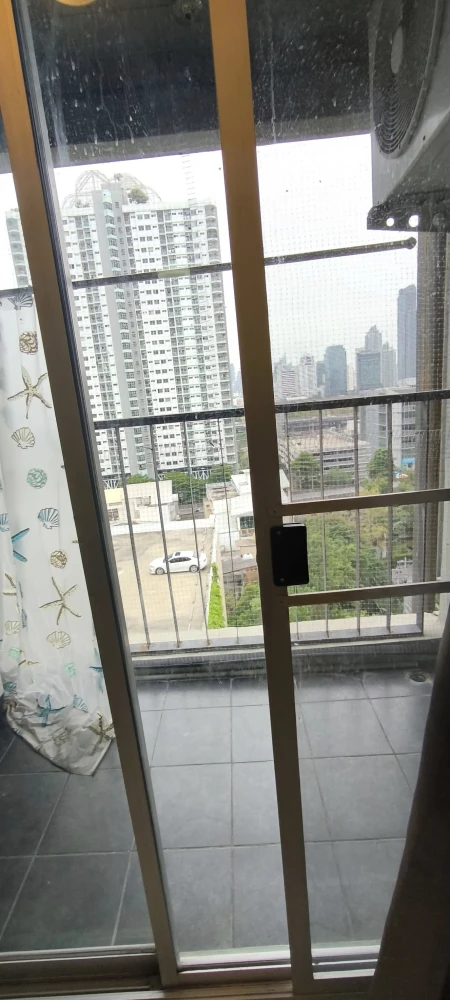For rent: A Space Asoke-Ratchada, corner room, size 49 sq m, fully furnished, clean room, storage space beside the bed, must book.