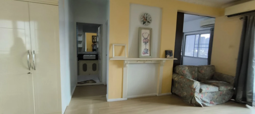 For rent: A Space Asoke-Ratchada, corner room, size 49 sq m, fully furnished, clean room, storage space beside the bed, must book.