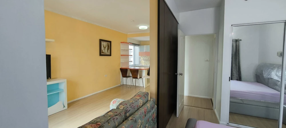 For rent: A Space Asoke-Ratchada, corner room, size 49 sq m, fully furnished, clean room, storage space beside the bed, must book.