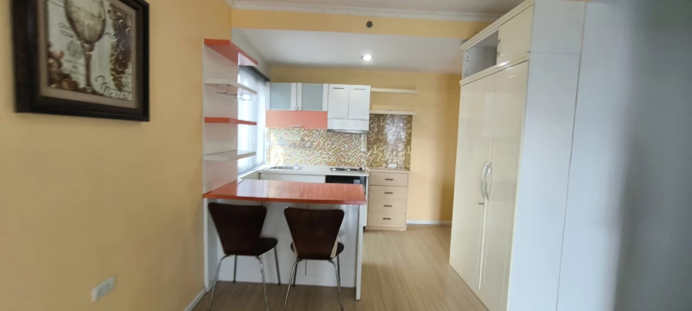 For rent: A Space Asoke-Ratchada, corner room, size 49 sq m, fully furnished, clean room, storage space beside the bed, must book.