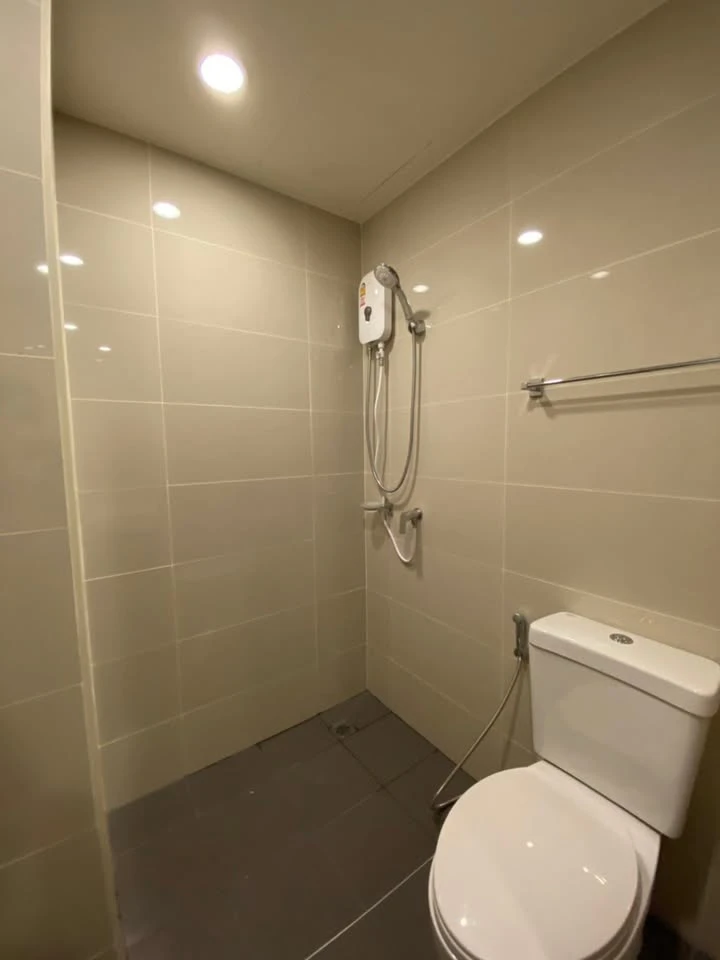 For rent: A Space Mega, corner room, near the elevator, private zone, very quiet, good quality furniture and appliances.