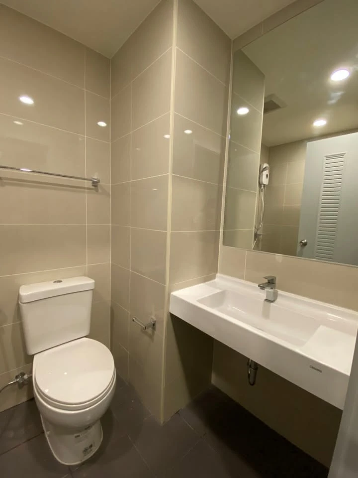 For rent: A Space Mega, corner room, near the elevator, private zone, very quiet, good quality furniture and appliances.