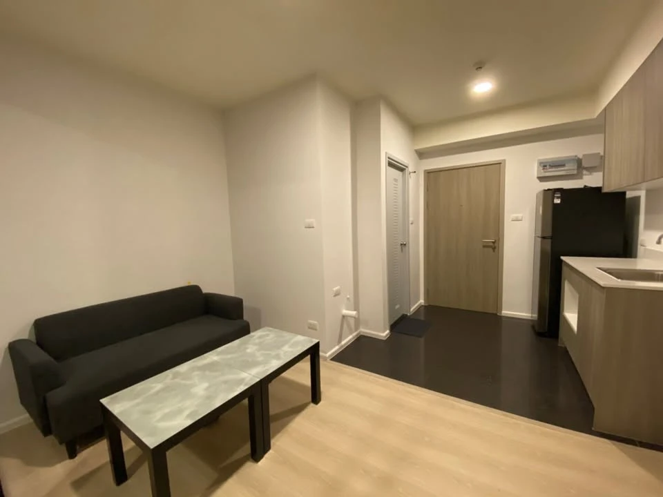 For rent: A Space Mega, corner room, near the elevator, private zone, very quiet, good quality furniture and appliances.