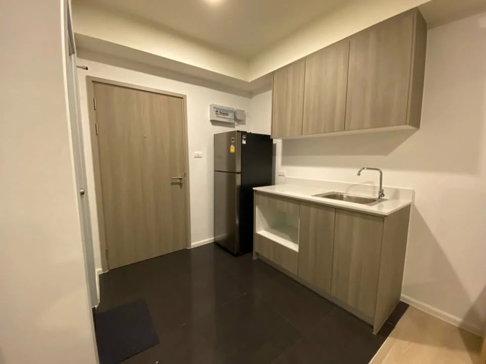For rent: A Space Mega, corner room, near the elevator, private zone, very quiet, good quality furniture and appliances.