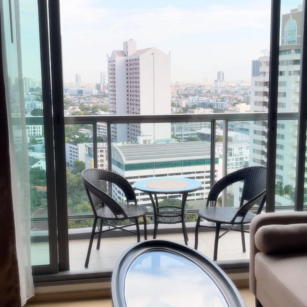 ให้เช่า เอช คอนโด สุขุมวิท 43 วิวเมืองเป็นส่วนตัวและเงียบสงบ ตกแต่งอย่างมีสไตล์และพร้อมเข้าอยู่ได้ทันที!