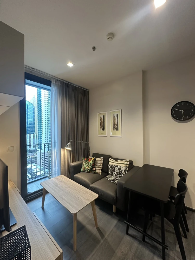 For rent: Edge by Sansiri Sukhumvit 23, a condo in the heart of Sukhumvit. Ready to move in, fully furnished with appliances.