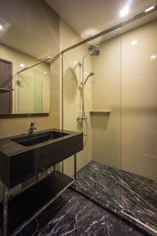 For rent: Edge by Sansiri Sukhumvit 23, a condo in the heart of Sukhumvit. Ready to move in, fully furnished with appliances.