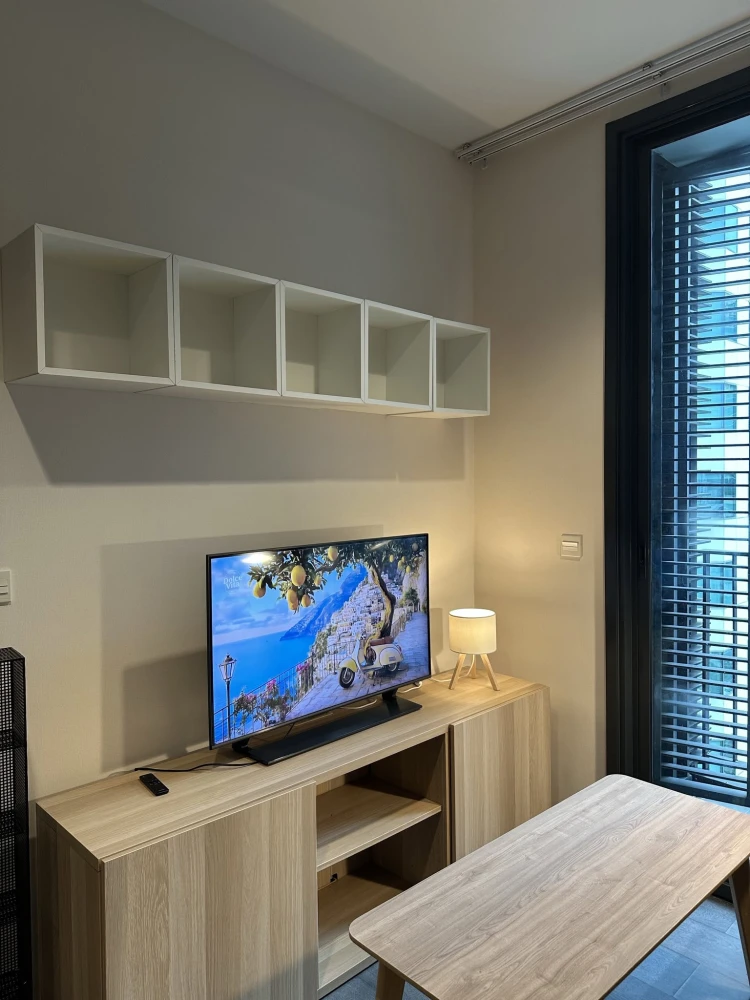 For rent: Edge by Sansiri Sukhumvit 23, a condo in the heart of Sukhumvit. Ready to move in, fully furnished with appliances.