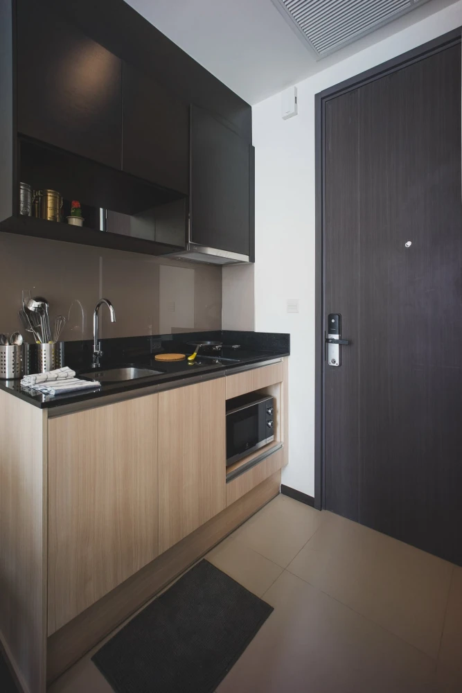 For rent: Edge by Sansiri Sukhumvit 23, a condo in the heart of Sukhumvit. Ready to move in, fully furnished with appliances.